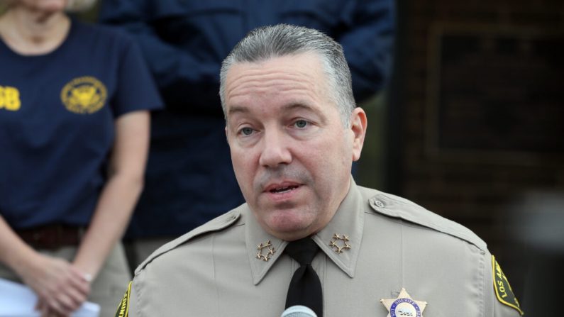 El sheriff del condado de Los Ángeles, Alex Villanueva, habla en una conferencia de prensa en una fotografía de archivo. (Josh Lefkowitz/Getty Images)