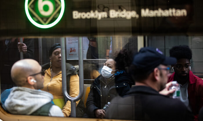 Una mujer que lleva una máscara protectora viaja en metro, el 9 de marzo de 2020, en la ciudad de Nueva York. (Jeenah Moon/Getty Images)