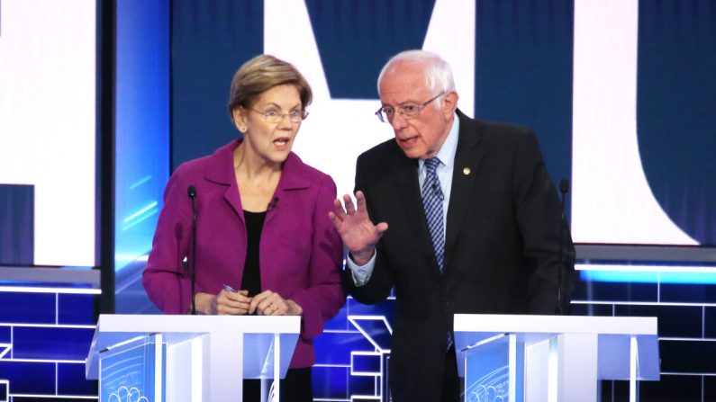 Los candidatos presidenciales demócratas, la senadora Elizabeth Warren (D-Mass.), y el senador Bernie Sanders (I-Vt.), se toman un descanso durante el debate primario presidencial demócrata en París Las Vegas en Nevada el 19 de febrero 2020. (Mario Tama/Getty Images)