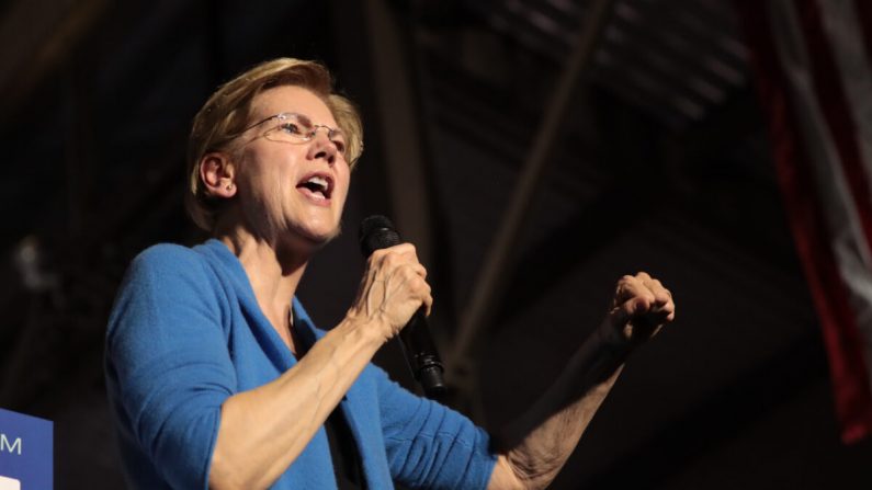 La candidata presidencial demócrata y senadora Elizabeth Warren (D-Mass.), habla con sus partidarios durante un mitin en el Eastern Market de Detroit, Michigan, el 3 de marzo de 2020. (Scott Olson/Getty Images)