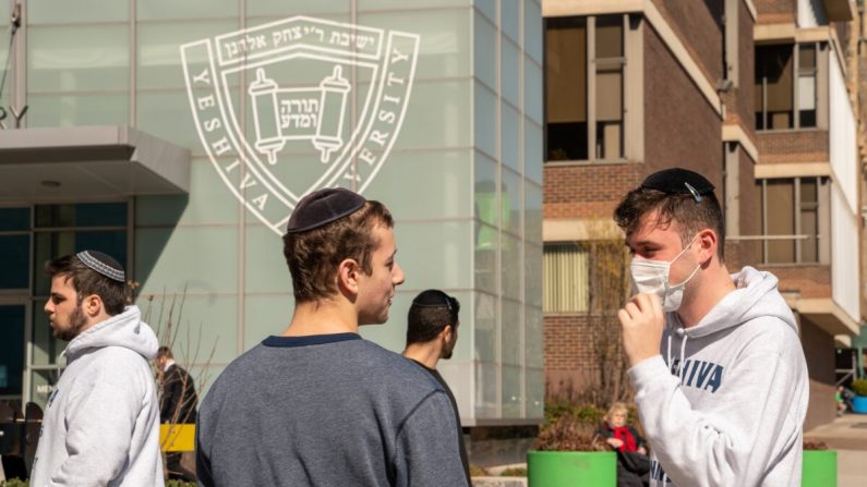 Un estudiante de Yeshiva lleva una máscara facial en los terrenos de la universidad de Nueva York el 4 de marzo de 2020. (David Dee Delgado/Getty Images)