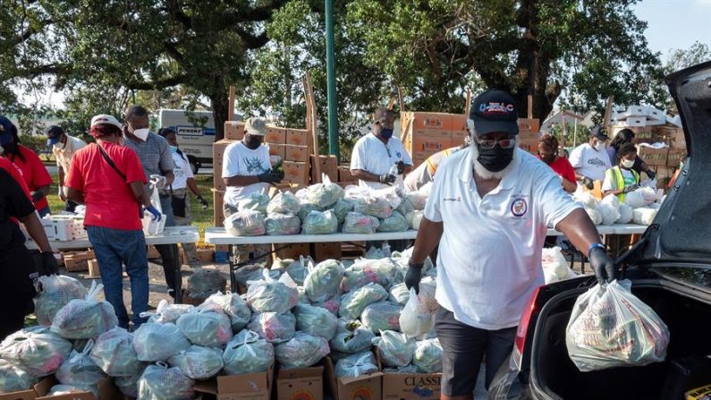 (Estados Unidos), 14/04/2020.- Voluntarios de alimentación del sur de la Florida entregan bolsas de comida a los residentes de Opa-Locka en el Parque Sherbondy de Opa-Locka, Florida, EE.UU., 14 de abril de 2020. EFE/EPA/CRISTOBAL HERRERA
