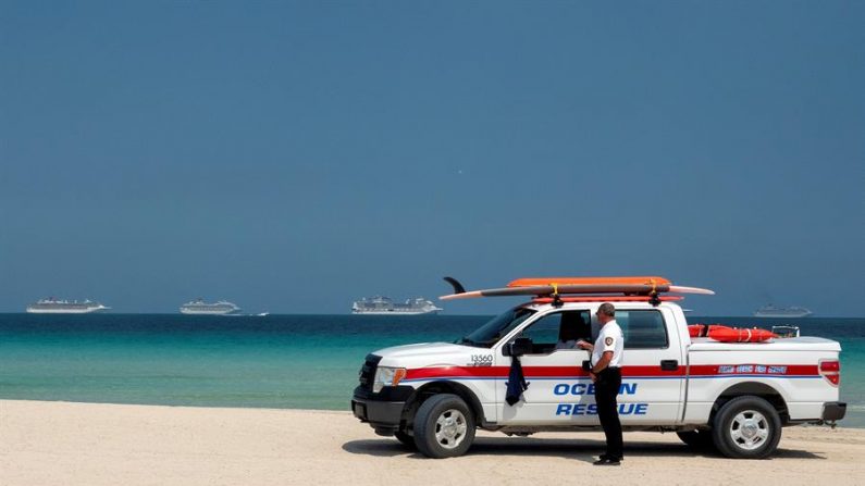 Oficiales de Rescate Oceánico de Miami Beach hacen guardia en South Beach en Miami, Florida, EE.UU., 26 de marzo de 2020. EFE/EPA/Cristobal Herrera
