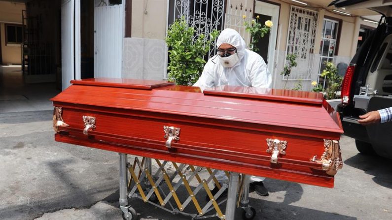 Fotografía del 17 de abril del 2020, que muestra a un empleado de una funeraria mostrando los protocolos de seguridad sanitaria para tratar a pacientes que murieron por la pandemia del COVID-19, en Ciudad de México (México). EFE/José Pazos
