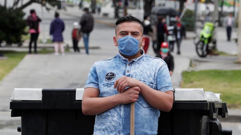 Un hombre fue registrado al participar en una protesta para pedir ayudas alimentarias en las calles de Ciudad Bolívar, uno de los sectores más pobres de Bogotá (Colombia), durante el confinamiento social obligatorio para afrontar la pandemia del virus COVID-19. EFE/Carlos Ortega
