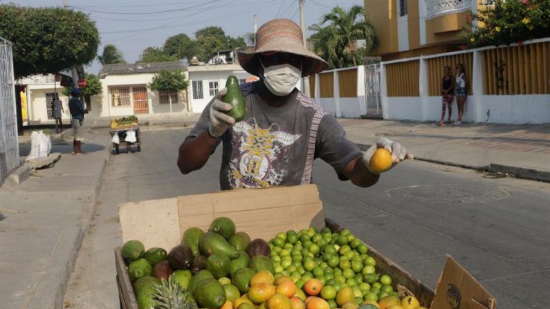 Un hombre vende frutas pese a las restricciones impuestas para prevenir el contagio de Covid-19 este martes en Cartagena (Colombia). EFE/Ricardo Maldonado Rozo
