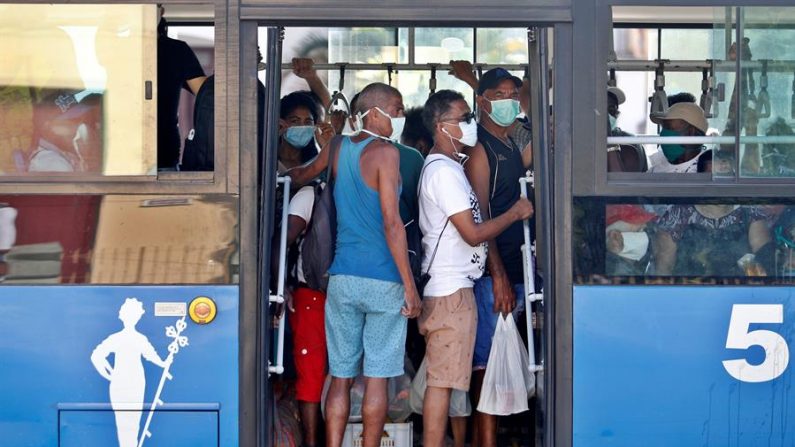 Cuba suspendió todo el transporte público del país y decretó el cierre temporal de los principales centros comerciales por el virus del PCCh. Imagen de contexto EFE/Yander Zamora/Archivo
