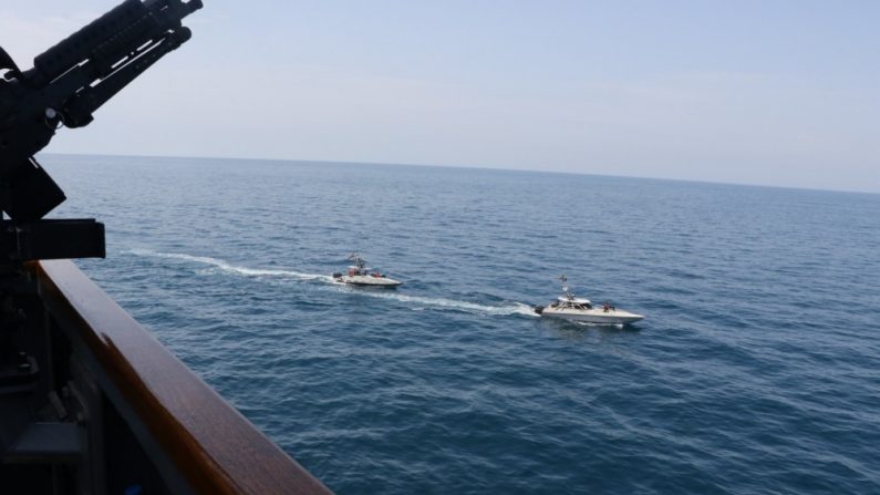 Los buques de la Armada de la Guardia Revolucionaria Islámica Iraní (IRGCN) llevaron a cabo acciones inseguras y poco profesionales contra los buques militares de los EE.UU. Cruzando las proas y popas de los buques a corta distancia mientras operaban en aguas internacionales del norte del Golfo Arábigo. El destructor de misiles guiados USS Paul Hamilton (DDG 60) está llevando a cabo operaciones conjuntas de interoperabilidad en apoyo de la seguridad marítima en el área de operaciones de la Quinta Flota de los EE. UU. 15 de abril de 2020. (Foto de la Marina de los EE.UU.)
