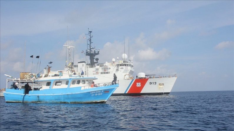 Miembros del Coast Guard Cutter Mohawk (WMEC-913) llevan a cabo un abordaje del buque pesquero Amanda M en el Océano Pacífico Oriental frente a la costa de América Central, el 9 de abril de 2020. (Guardia Costera de los Estados Unidos)