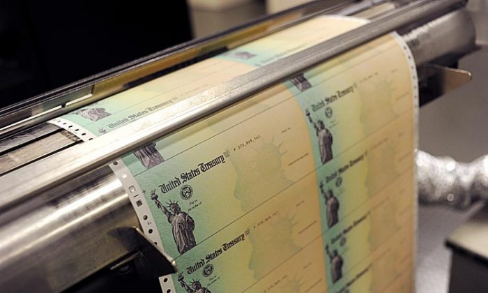 Cheques del Tesoro de EE.UU., en blanco, pasan por una impresora en las instalaciones del Tesoro de EE.UU., en Filadelfia, Pensilvania. (William Thomas Cain/Getty Images)