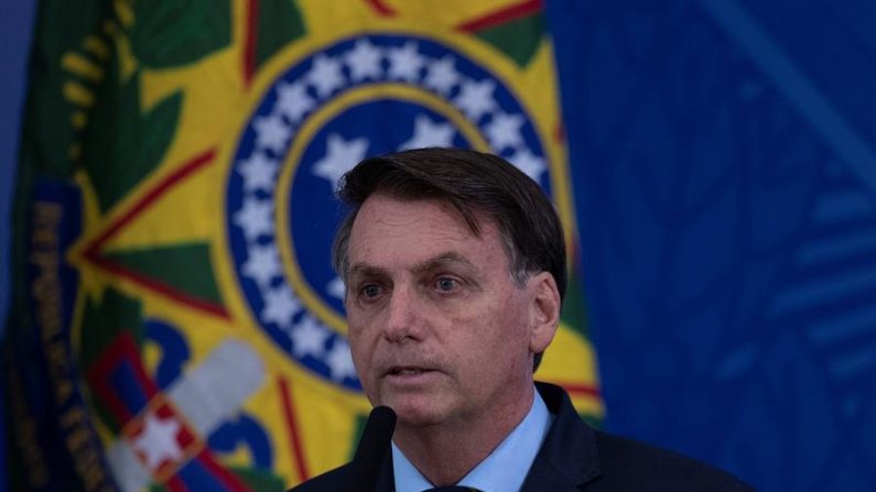 BRASILIA (BRASIL), 16/04/2020.- El presidente de Brasil, Jair Bolsonaro, habla este durante una intervención pública en la que anunció al nuevo ministro de Salud, Nelson Teich, en Brasilia (Brasil). EFE/ Joédson Alves
