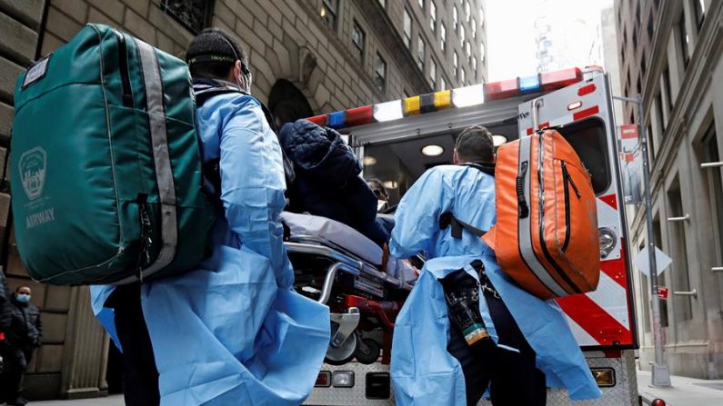 Los paramédicos transportan a un paciente del Hotel Radisson en el bajo Manhattan en Nueva York, Nueva York, EE.UU., 08 de abril de 2020. EFE/Peter Foley
