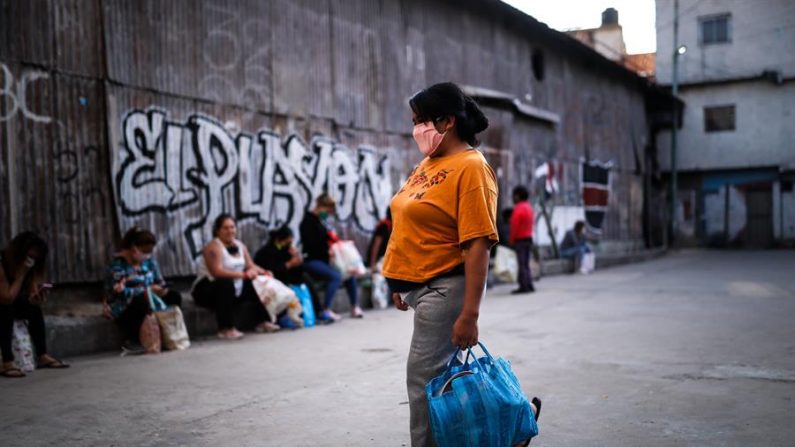 Personas necesitadas acuden a un comedor comunitario este miércoles, en un barrio humilde de Buenos Aires (Argentina). EFE/Juan Ignacio Roncoroni
