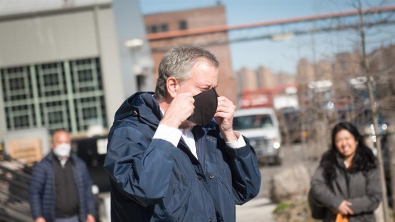 NUEVA YORK (NY, EEUU), 06/04/2020.- Fotografía cedida por la Alcaldía de Nueva York donde aparece su alcalde, Bill de Blasio, mientras visita el Brooklyn Navy Yard, donde empresas locales están fabricando miles de batas para abastecer a los trabajadores de la salud de la ciudad. EFE/Michael Appleton/Alcaldía de Nueva York /