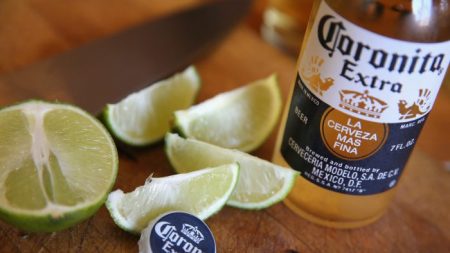 Grupo Modelo suspende producción de cerveza Corona debido al brote del virus del PCCh en México