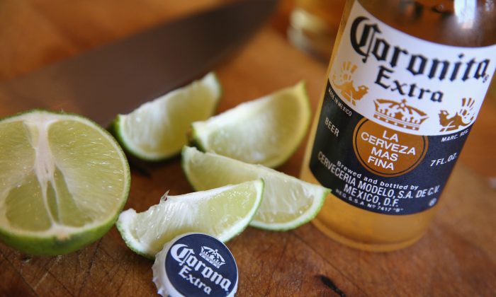 Botella de 12 onzas de Corona Extra. (Scott Olson/Getty Images)