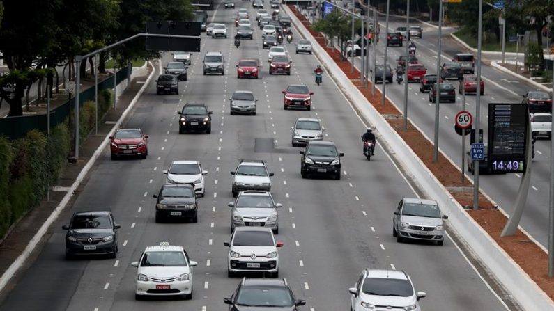 Una avenida de Sao Paulo (Brasil) fue registrada este viernes, luego de que el Gobierno local prorrogara la cuarentena obligatoria para enfrentar la pandemia por el virus COVID-19 hasta el próximo 10 de mayo. EFE/Fernando Bizerra
