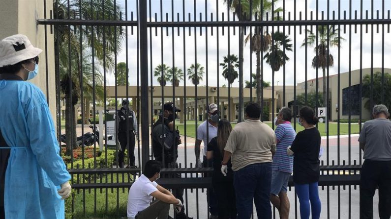 GUAYAQUIL (ECUADOR), 04/04/2020.- Decenas de personas se agolpaban en la mañana de este sábado en el camposanto Parques de la Paz de Guayaquil, para exigir que se les entregue a sus difuntos familiares para poder enterrarlos, en medio de la gran crisis provocada en la ciudad ecuatoriana por la pandemia del COVID-19, enfermedad causada por el coronavirus SARS-CoV-2. EFE/ Cristina Bazan
