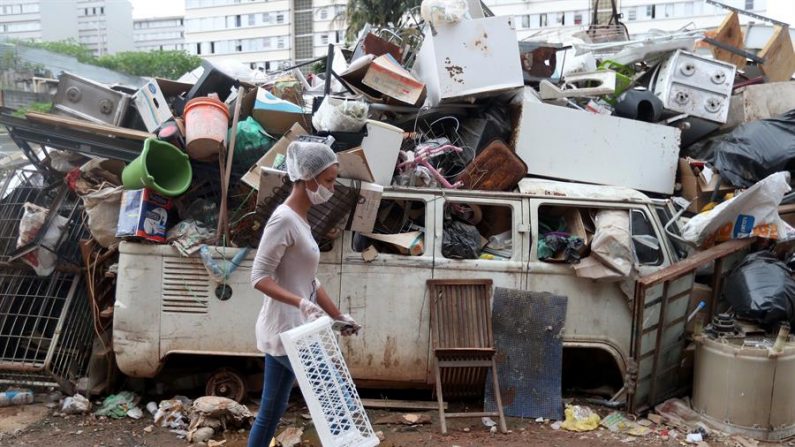 Rita de Souza, integrante de la asociación de habitantes de Paraisopolis, vuelve a su hogar tras dejar la comida para los habitantes más necesitados, en Sao Paulo (Brasil). EFE/ Fernando Bizerra
