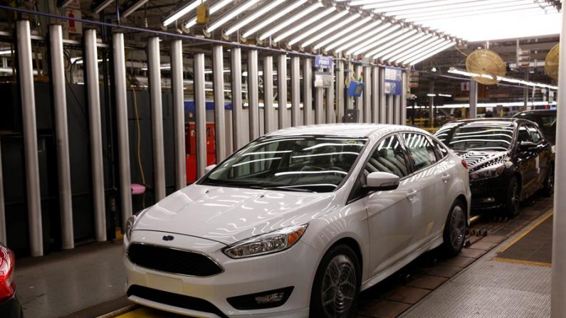 Fotografía de archivo que muestra un vehículo Ford Focus de la empresa multinacional estadounidense fabricante de automóviles Ford, en una fábrica de de Flat Rock, Michigan, Estados Unidos. EFE/JEFF KOWALSKY/Archivo
