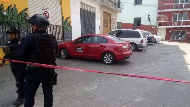 Policías de Seguridad Pública resguardan este lunes el lugar donde fue herida la reportera María Elena Ferral en el Estado de Veracruz (México). EFE/STR
