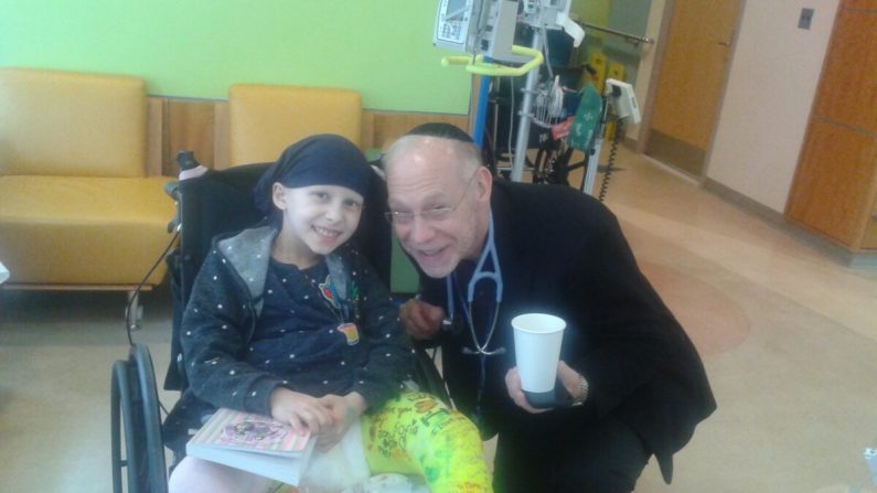 Elana Koenig con el Dr. Wexler durante su período de tratamiento contra el cáncer. (Cortesía de Rena Koenig)
