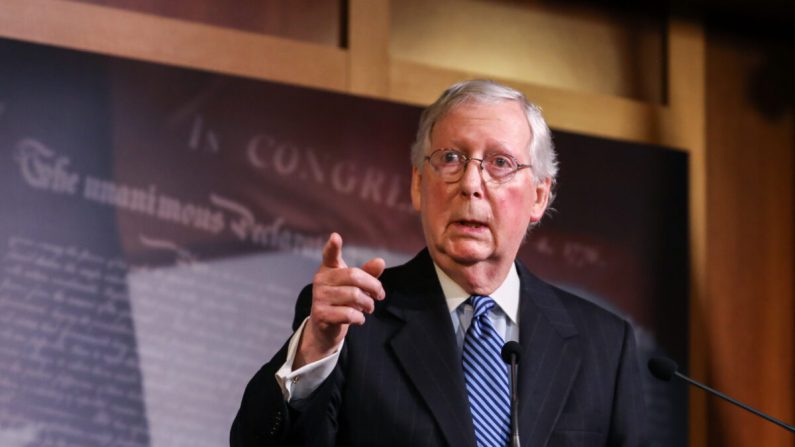 El líder de la mayoría del Senado Mitch McConnell (R-Ky.) habla con los medios de comunicación en el Capitolio de Washington el 5 de febrero de 2020. (Charlotte Cuthbertson/The Epoch Times)