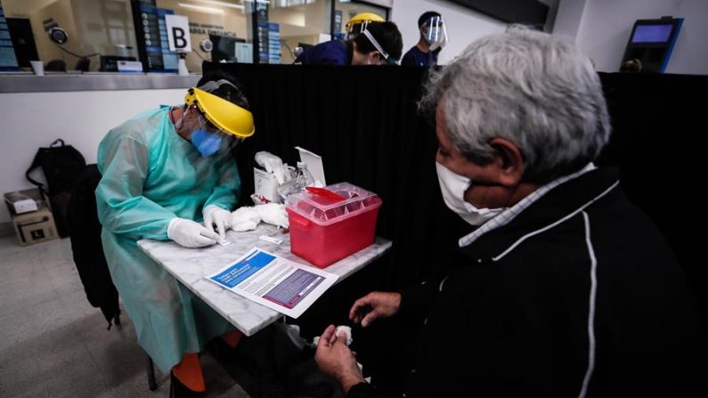 BUENOS AIRES (ARGENTINA), 24/04/2020.- Personal del ministerio de Salud realiza un testeo para COVID-19, en la estación Ferroviaria de Constitución, en Buenos Aires (Argentina). EFE/ Juan Ignacio Roncoroni
