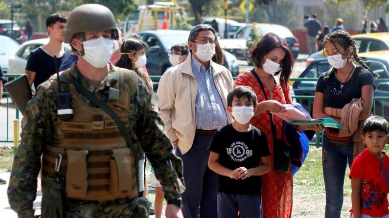Un grupo de personas hacen fila para vacunarse contra la influenza en el Estadio Bicentenario de la Florida este sábado, en Santiago (Chile). EFE/Sebastián Silva