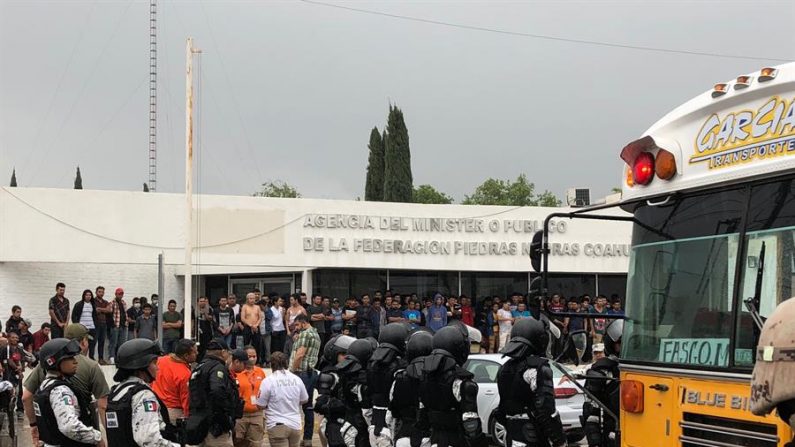 Miembros de la Guardia Nacional custodian afuera de un albergue para migrantes este viernes, en Piedras Negras (México). EFE/ Armando Rios
