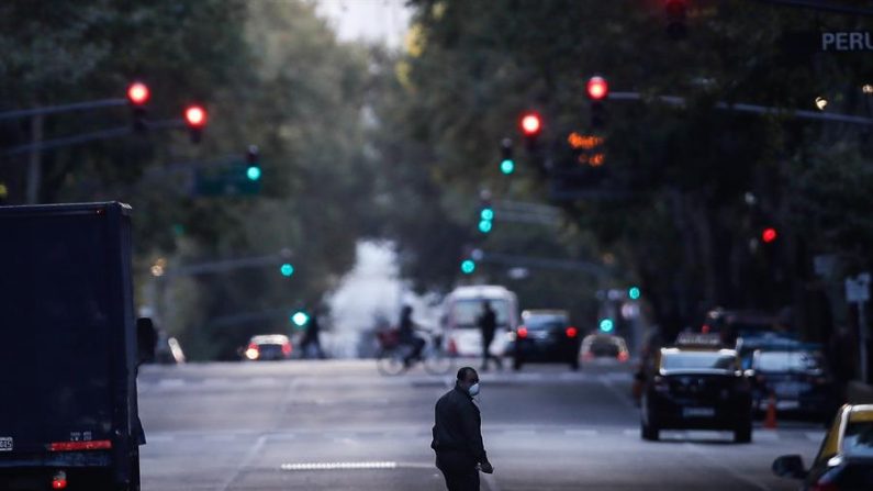 Un hombre con tapabocas cruza la Avenida de Mayo, en Buenos Aires (Argentina). EFE/Juan Ignacio Roncoroni
