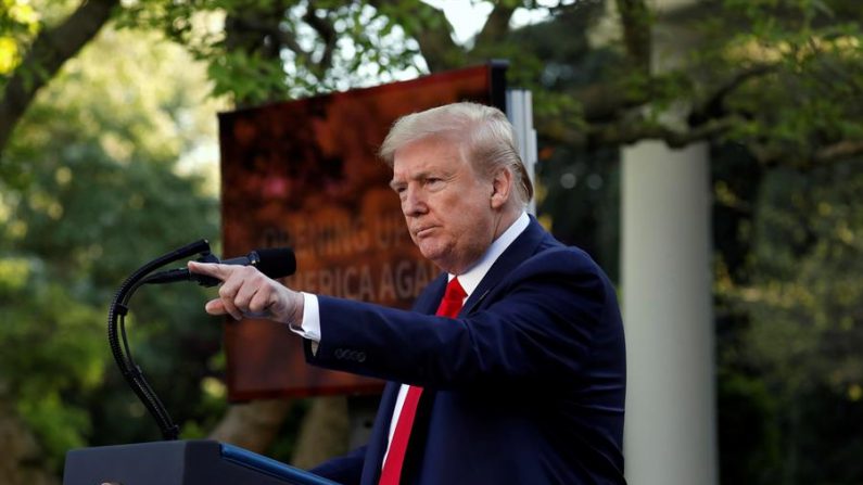 El Presidente de los Estados Unidos Donald J. Trump habla en una conferencia de prensa en el Jardín de las Rosas de la Casa Blanca en Washington, DC, EE.UU., el 27 de abril de 2020. EFE/EPA/Yuri Gripas