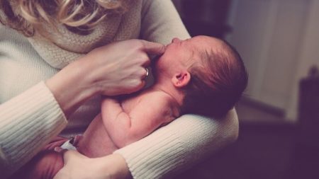 «Bebé Milagrosa» de seis meses con graves problemas de corazón y pulmón sobrevive al virus del PCCh
