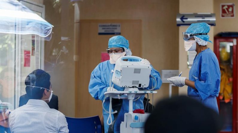 Especialistas médicos atienden a unos pacientes con enfermedades respiratorias en el Instituto Nacional de Enfermedades Respiratorias ubicado en Ciudad de México (México). EFE/José Méndez/Archivo
