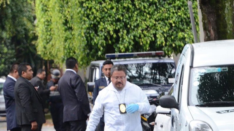 Peritos forenses trabajan en el sitio donde un policía murió en Ciudad de México (México). EFE/STR/