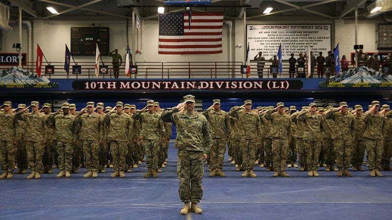 Soldados del ejército de EE.UU. saludan durante una ceremonia de bienvenida después de Irak el 17 de mayo de 2016 en Fort Drum, Nueva York. (John Moore/Getty Images)