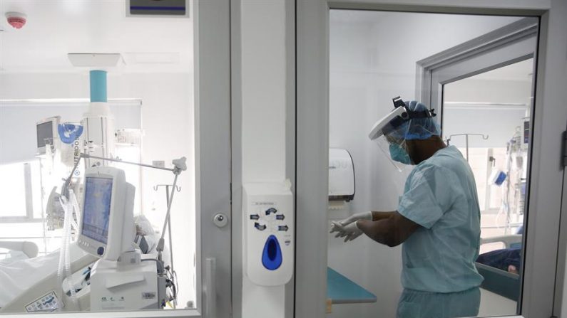 Un enfermero se prepara para ingresar en la unidad de cuidados intensivos de la Clínica Nueva, donde se atiende un paciente sospechoso por el virus del PCCh en Cali (Colombia). EFE/ Ernesto Guzman Jr
