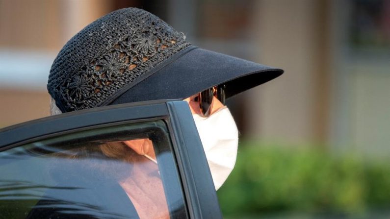 Olga Pérez, 79, lleva una máscara facial cuando sale de su coche, aparcado en el aparcamiento de un Supermercado Publix en Miami, Florida, EE.UU., 21 de abril de 2020 (publicado el 23 de abril de 2020). EFE/EPA/CRISTOBAL HERRERA
