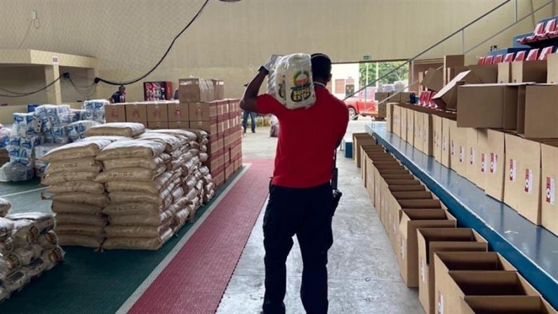 GUAYAQUIL (ECUADOR), 17/04/2020.- Un hombre carga un paquete en una bodega con productos para donar este viernes en Guayaquil (Ecuador). Ciudadanos de Guayaquil, en medio del sufrimiento y la conmoción por la grave situación que vive la ciudad ecuatoriana de Guayaquil por la propagación del COVID-19, entregan alimentos, comida preparada, trajes y mascarillas confeccionadas por negocios pequeños, incluidos insumos de bioseguridad. EFE/Karla Morales
