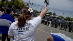 Policía sigue con canes a opositores en isla de Nicaragua, denuncia activista