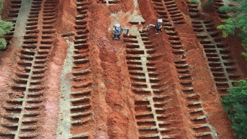 Vista aérea desde un dron de las fosas que se abren en el cementerio de Vila Formosa durante la pandemia COVID-19, en la ciudad de Sao Paulo (Brasil). EFE/PAULO WHITAKER
