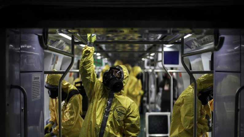 Miembros del ejército brasileño realizan limpieza y desinfección de los trenes, para evitar contagios por COVID-19, en la Central de Brasil, en Río de Janeiro (Brasil). EFE/ Antonio Lacerda
