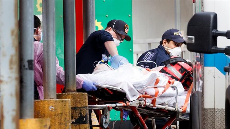 Los paramédicos llevan a un paciente a la sala de emergencias del Centro Hospitalario Elmhurst en Queens, Nueva York, EE.UU., el 14 de abril de 2020. EFE/EPA/JUSTIN LANE