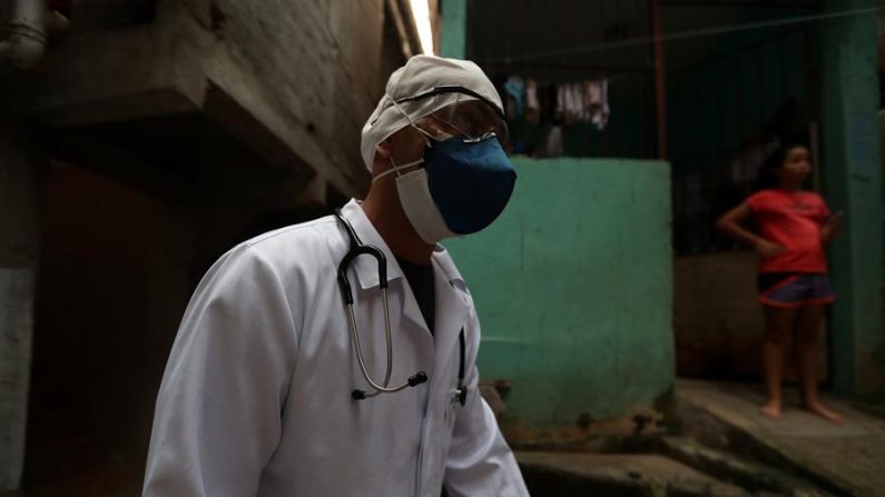 SAO PAULO (BRASIL), 08/04/2020.- Un médico de la asociación de habitantes de Paraisopolis camina hasta la habitación de sospechosos del coronavírus ayer martes, en Sao Paulo (Brasil). EFE/ Fernando Bizerra
