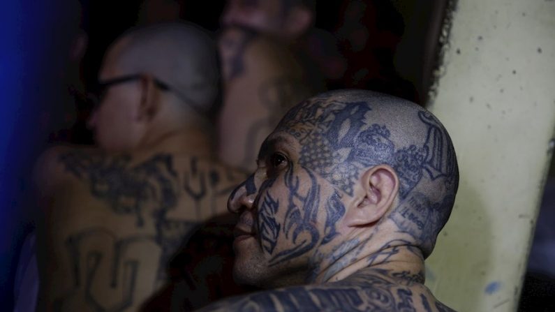 Pandilleros del Barrio 18 el 27 de abril de 2020, en una celda del Complejo Penitenciario en Izalco, El Salvador. (EFE/Rodrigo Sura)