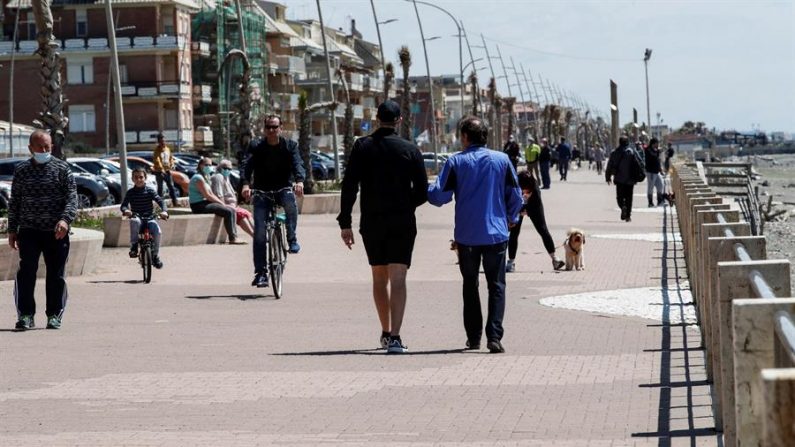 Gente en el paseo marítimo durante la pandemia del COVID-19, en Ostia, cerca de Roma (Italia), 26 de abril de 2020. EFE/EPA/GIUSEPPE LAMI