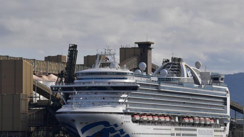 El crucero Ruby Princess está atracado en el Puerto Kembla en Wollongong, Nueva Gales del Sur, Australia, el 19 de abril de 2020. EFE/EPA/DEAN LEWINS/Archivo
