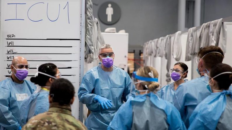 Una foto de la Marina de los EE.UU. muestra al Mayor del Ejército Sean Shirley, asignado al 9º Centro Hospitalario, sosteniendo una reunión con el personal en la bahía de la unidad de cuidados intensivos de la Estación Médica Javits New York (JNYMS), en Nueva York, Nueva York, EE.UU., el 04 de abril de 2020 (publicada el 10 de abril de 2020), durante la pandemia. (COVID-19). EFE/EPA/US NAVY/CHIEF MC BARRY RILEY 