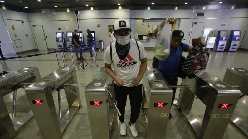 CIUDAD DE PANAMÁ (PANAMÁ), 21/04/2020.- Usuarios del Metro ingresan a las instalaciones en Ciudad de Panamá. El Metro de Panamá instaló cámaras térmicas para medir la temperatura a los pasajeros en una de sus principales estaciones y prohibió el acceso a las instalaciones a aquellas personas con fiebre como medida para frenar la expansión del COVID-19 en el país. EFE/Carlos Lemos
