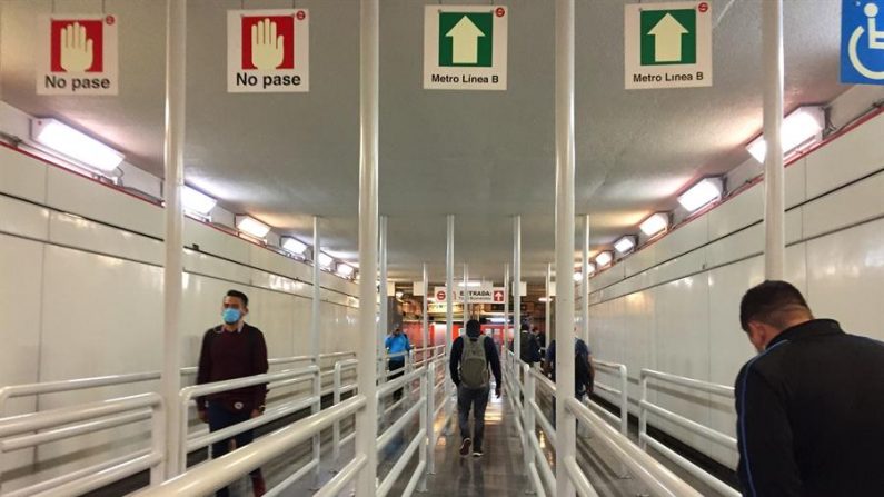 Usuarios ingresan a una estación del Sistema de Transporte Colectivo (METRO) durante la fase 3 de la contingencia por COVID-19 este jueves en Ciudad de México (México). EFE/Jorge Núñez

